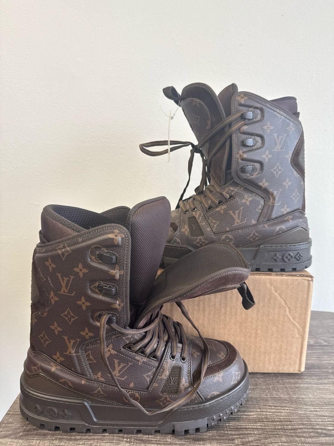 LV Trainer Snowboot Ebene Monogram (no box) Sz 8