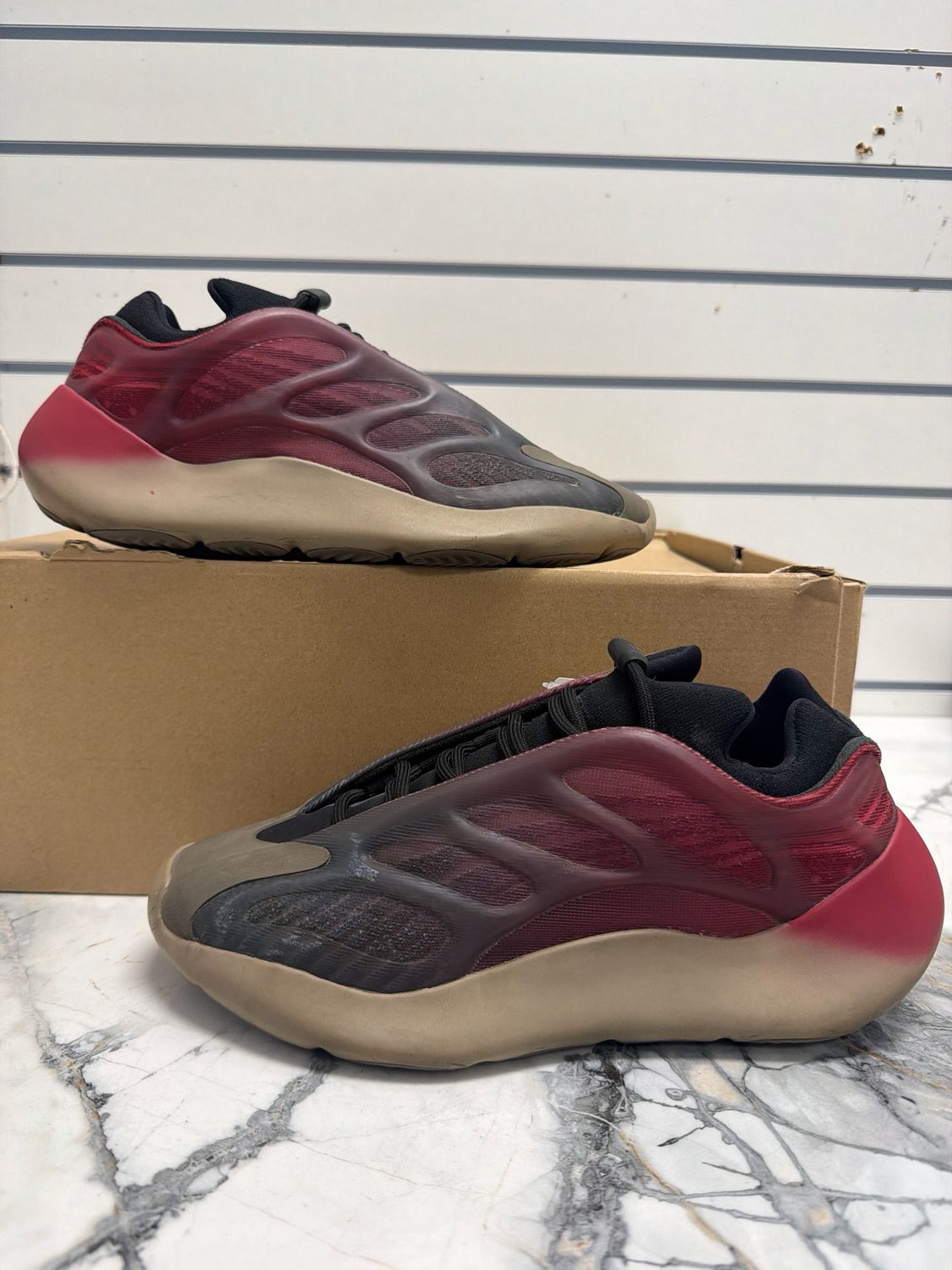 Sz 8 Yeezy 700 V3 Fade Carbon (No Box)