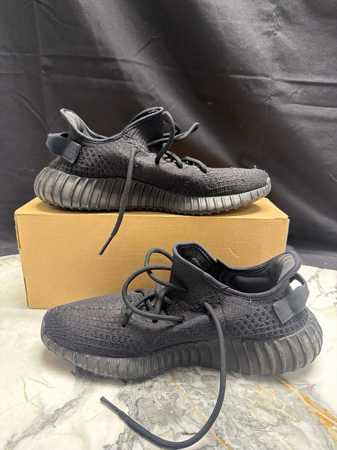Yeezy 350 V2 Onyx w/ Box Sz 10.5