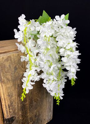Valkoinen wisterian tekokukkaoksa