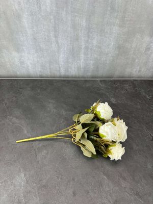 Valkoinen ruusu tekokukkakimppu