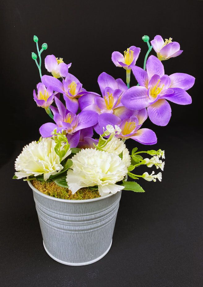 Violetit tekokukat sinkkiruukussa