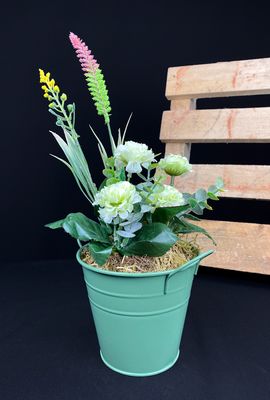 Vihreät tekokukat sinkkiruukussa