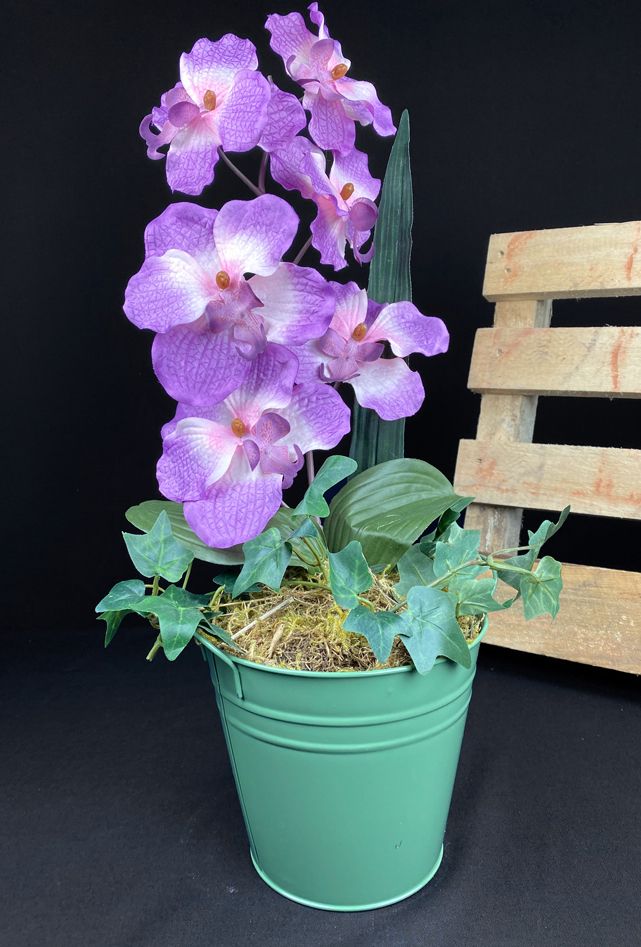 Violetti orkidea tekokukka vihreässä sinkkiruukussa