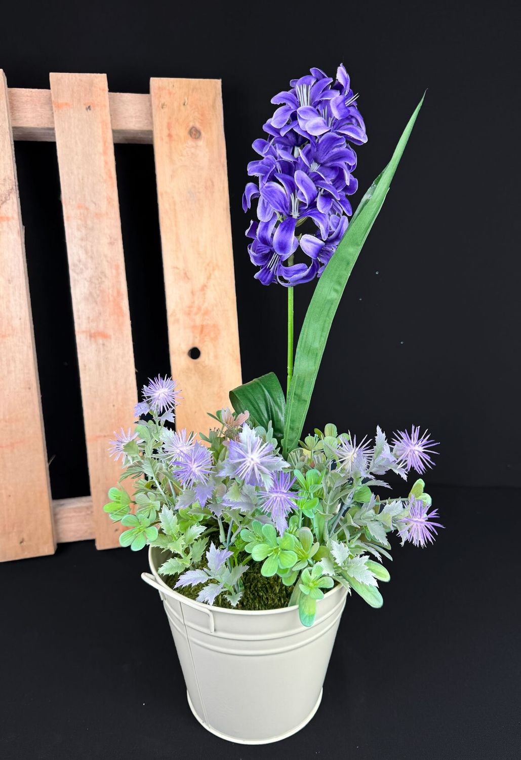 Violetti hyasintti tekokukka ruukussa
