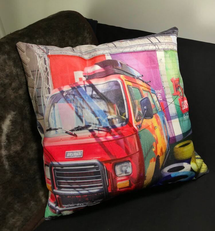 Sisustustyyny: värikäs auto