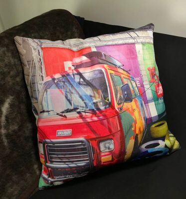 Sisustustyyny: värikäs auto