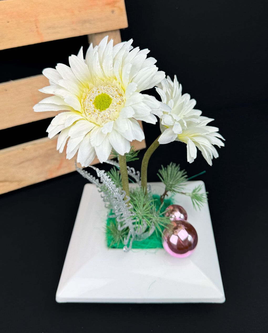 Talvinen tekokukka-asetelma, gerbera