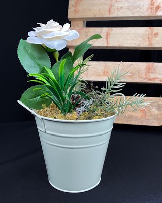 Tekoruusu + luonnonkävyt sinkkiruukussa, beige