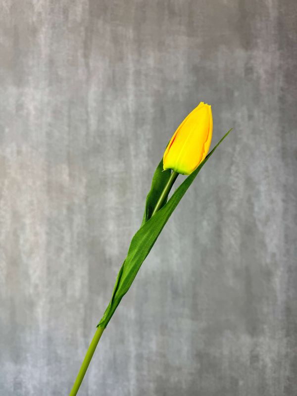 Keltainen tulppaani tekokukka