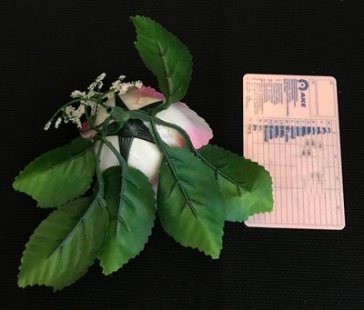 Ruusu tekokukkapää lehdillä, vihreä/rosa