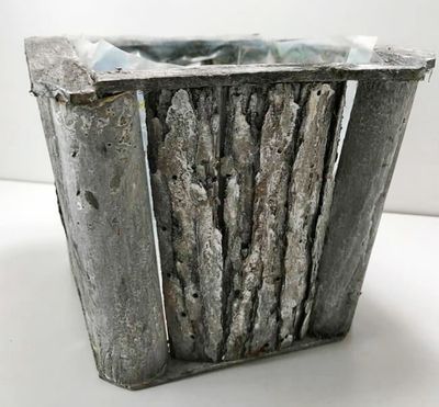 Puinen kukkaruukku, harmaa