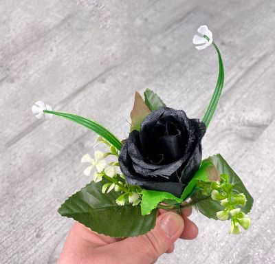 Musta tekoruusu nupussa kukkapää