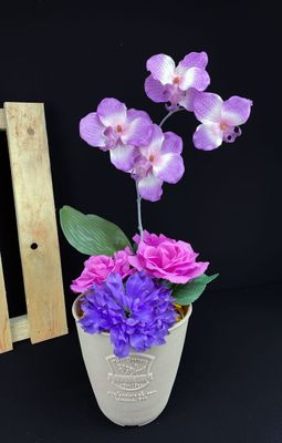 Violetti tekokukka-asetelma