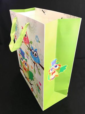 Lahjakassi, pöllö valmistujaishatussa