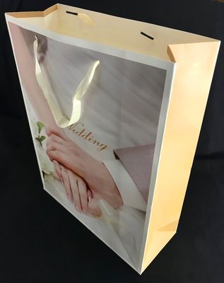 Lahjakassi, kädet sormuksin