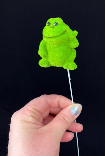 Koristesammakko tikkuvarrella