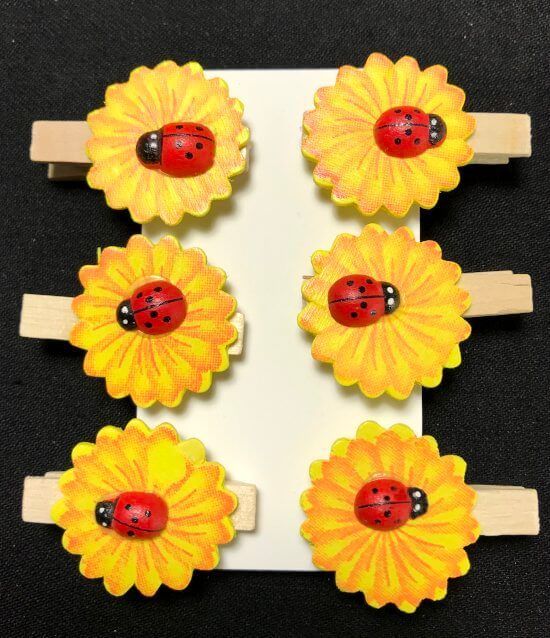 Koristeleppäkerttu tekokukan päällä 6kpl