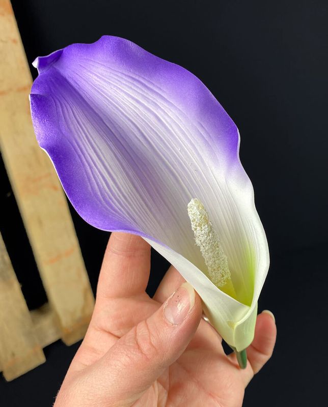 Kalla tekokukkapää, valkoinen/violetti