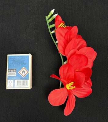 Punainen freesia tekokukkapää