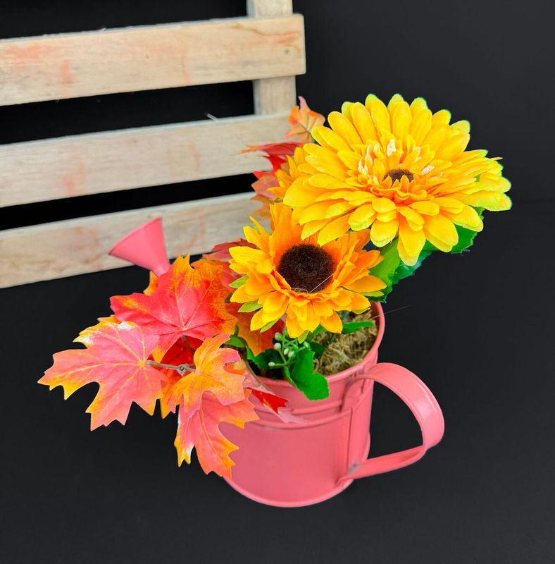 Gerbera kastelukannuruukussa, keinotekoinen asetelma