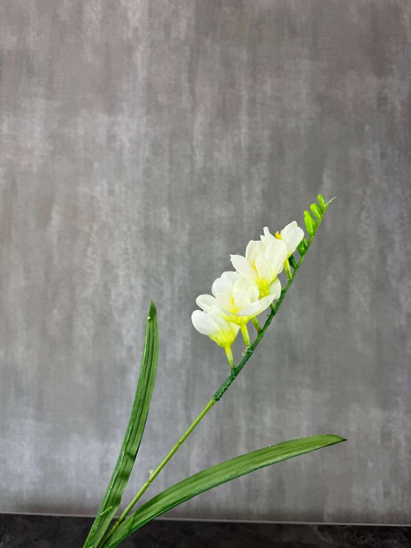 Valkoinen freesia tekokukka