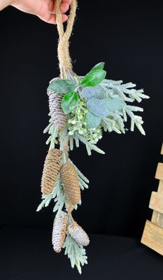 Jouluinen koriste; tekohavut + kävyt