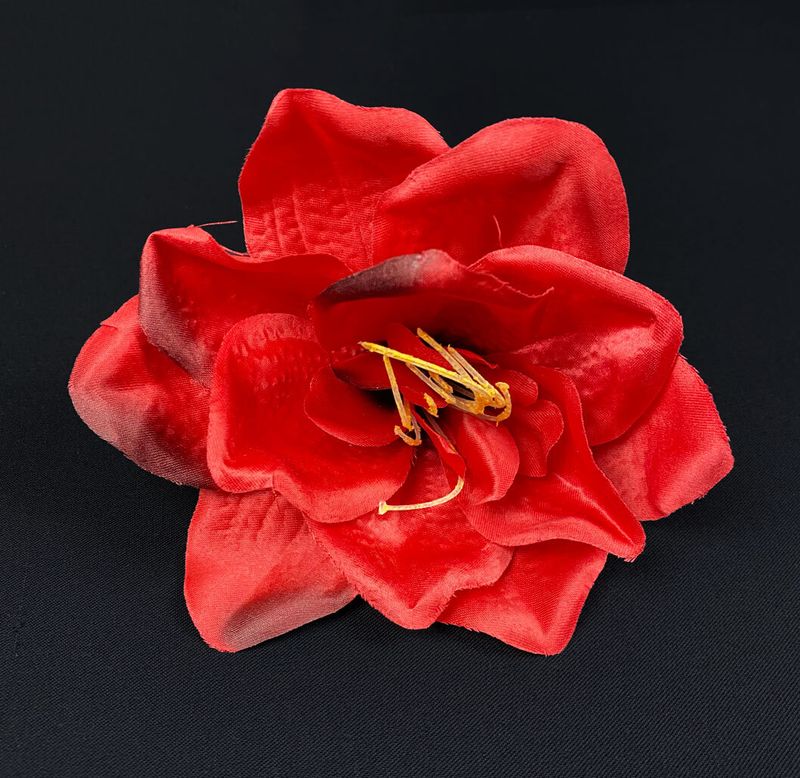 Punainen amaryllis tekokukkapää