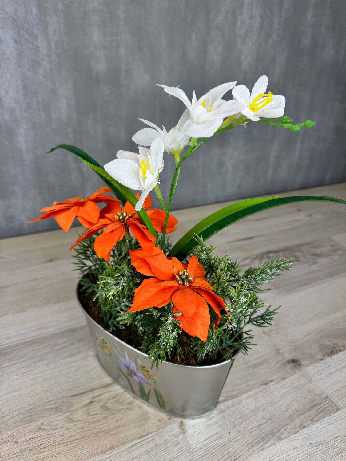 Oranssit joulutähdet ruukussa, kestokukka-asetelma