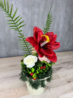 Punainen amaryllis tekokukka ruukussa