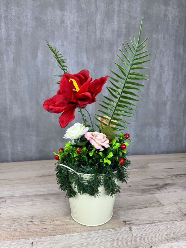 Punainen amaryllis tekokukka ruukussa