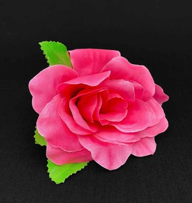 Ruusu tekokukkapää lehdillä, pinkki