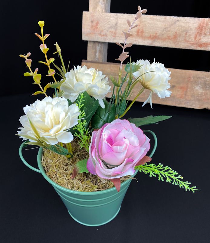 Kestokukat vihreässä sinkkiruukussa, kerma/vaaleanpunainen