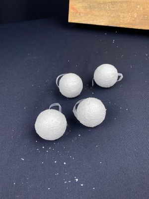 Valkoinen lumipeitteinen koristepallo 4kpl