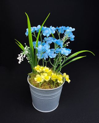 Tekokukat sinkkiruukussa, keltainen/sininen Tekokukka-asetelma ruukussa