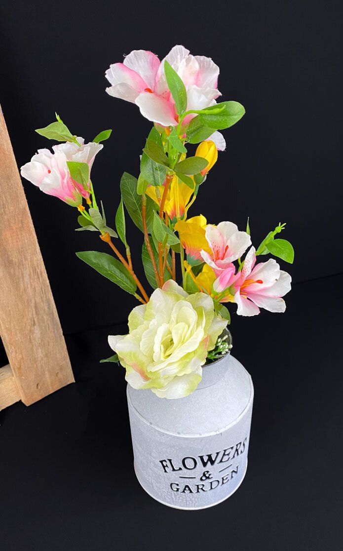 Tonkkaruukussa vaaleanpunaiset tekokukat