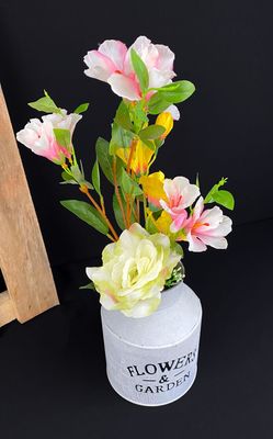 Tonkkaruukussa vaaleanpunaiset tekokukat Tonkkaruukussa vaaleanpunaiset tekokukat