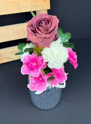 Tekokukka-asetelma, hopeainen ruukku + korkkiruusu