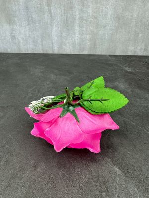 Ruusu tekokukkapää lehdillä, pinkki
