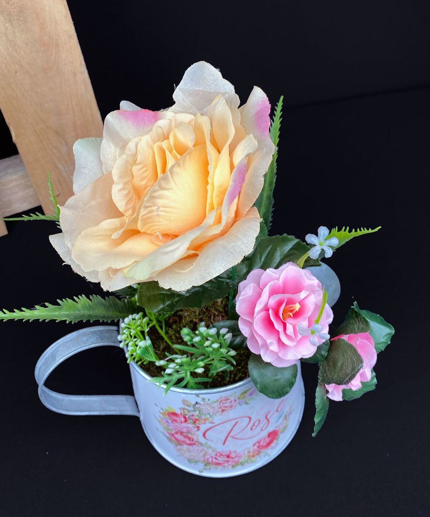 Ruusu tekokukka-asetelma