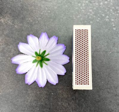 Pieni päivänkakkara tekokukkapää, vaaleanvioletti