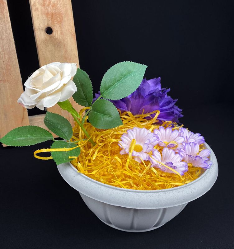 Kauniit tekokukat ruukussa