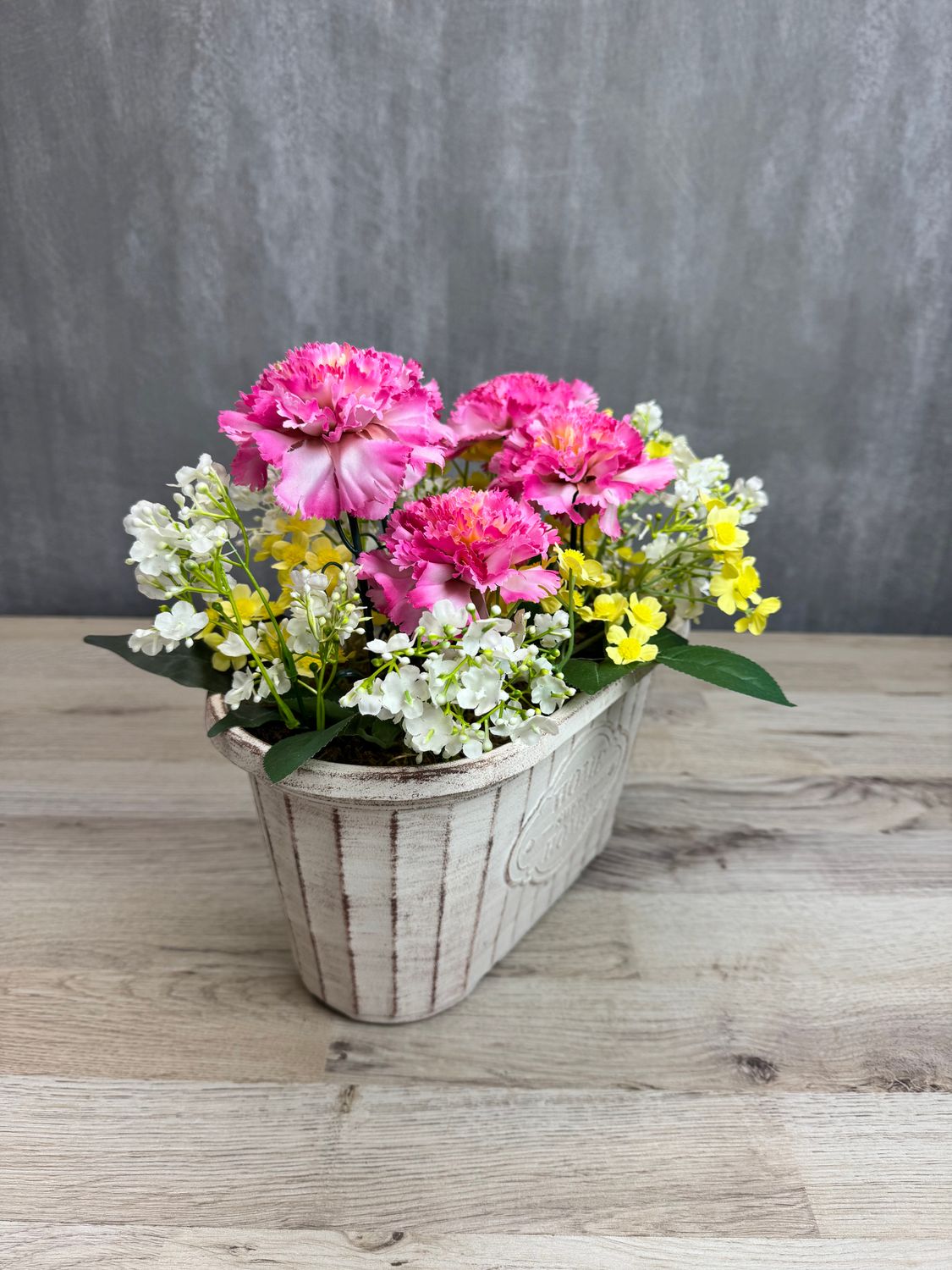 Neilikka tekokukka-asetelma