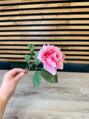 Vaaleanpunainen tekoruusu