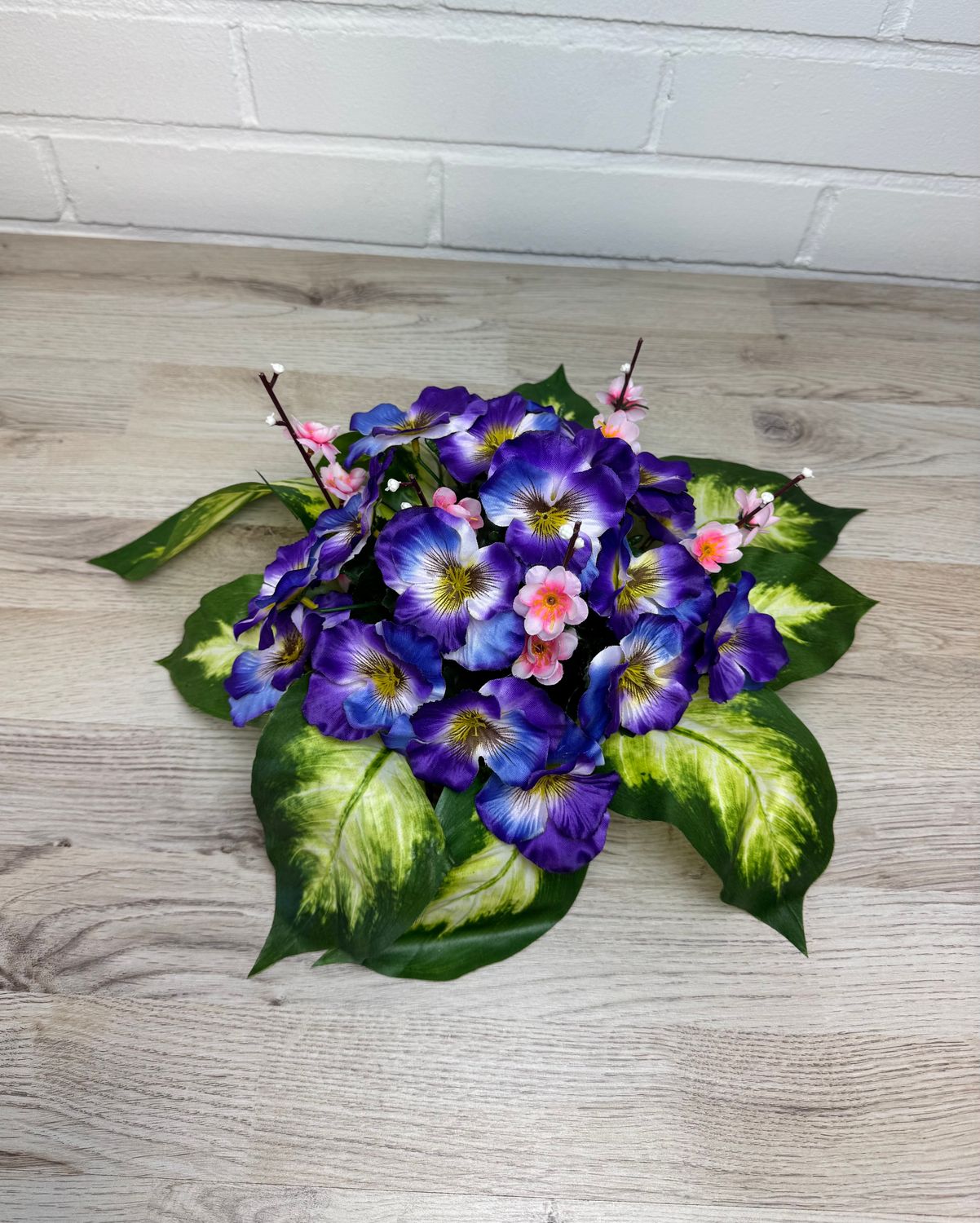 Orvokki tekokukka-asetelma, sinivioletti