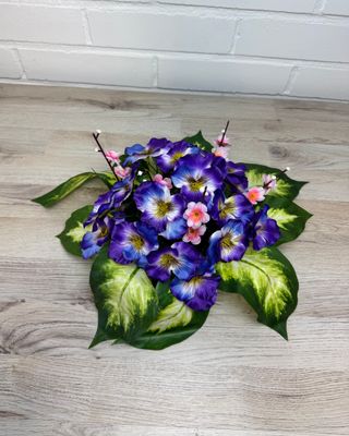 Orvokki tekokukka-asetelma, sinivioletti