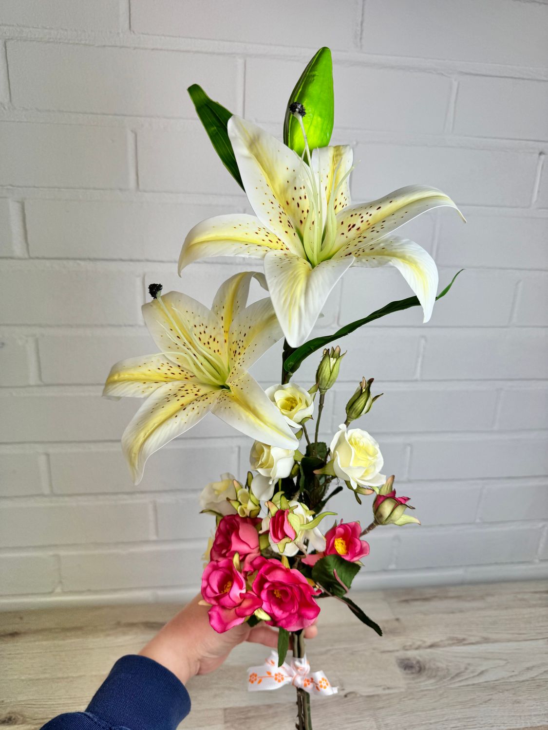 Tekokukkakimppu - liljat ja ruusut