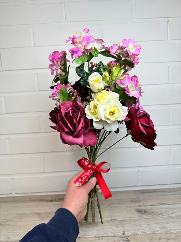 Ruusu tekokukkakimppu