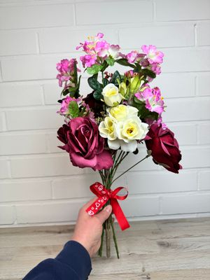 Ruusu tekokukkakimppu