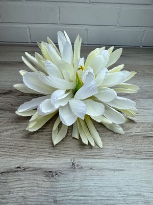 Rosettipensaan tekokukka, valkoinen/keltainen